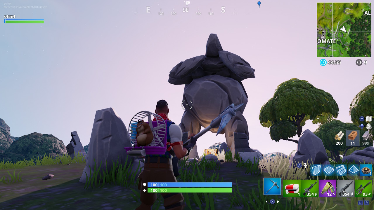 Busca entre un hombre de roca gigante, un tomate coronado y un árbol cercado en Fortnite